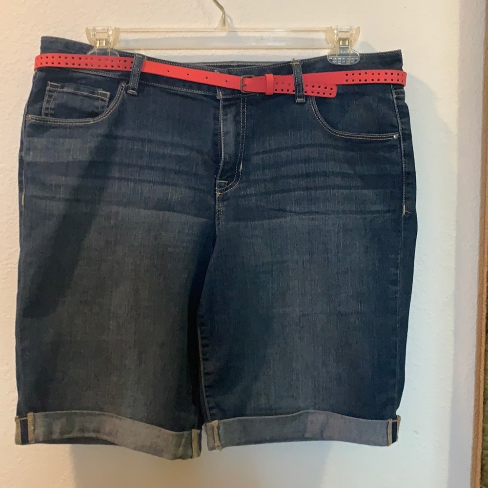 Apt 9 brand stretchy Bermuda shorts